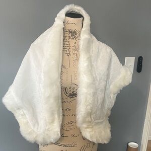NIP Elegant White Faux Fur Shawl